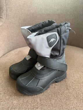 Tundra Kids Snow Boots in Gray and Black